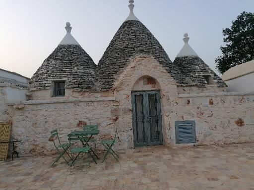 Trullo Del Sol Guest House เชจลีเมสซาปิกา ภายนอก รูปภาพ